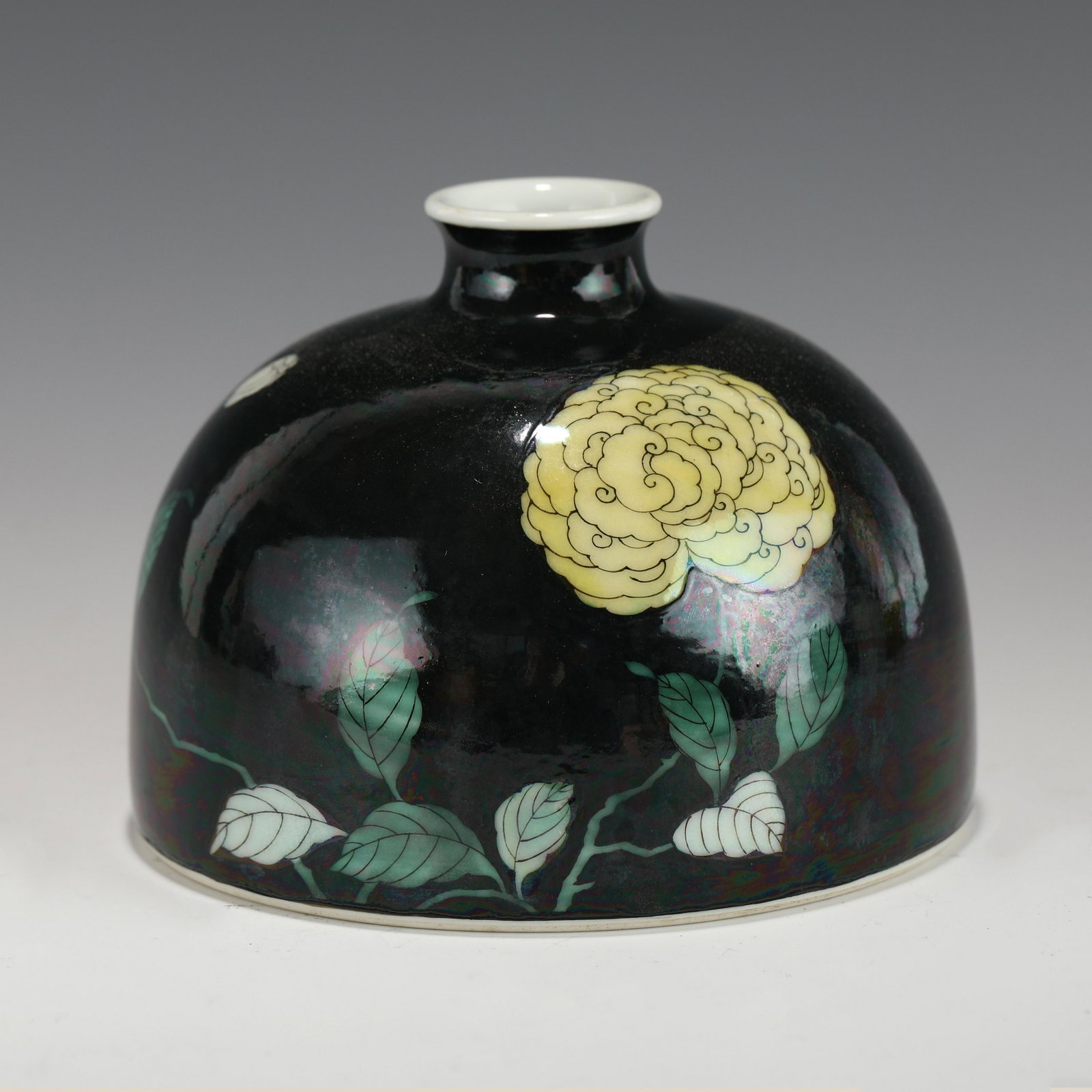 KANGXI FAMILLE NOIR WATER POT: Dimensions (cm): Heigth: 10ã€€Diam.: 13 Chinese Qing Dynasty KangXi Famille Noir Porcelain Water Pot. The Porcelain potted in water pot, bell shaped body, deep curvature, of a deep vessel, round 