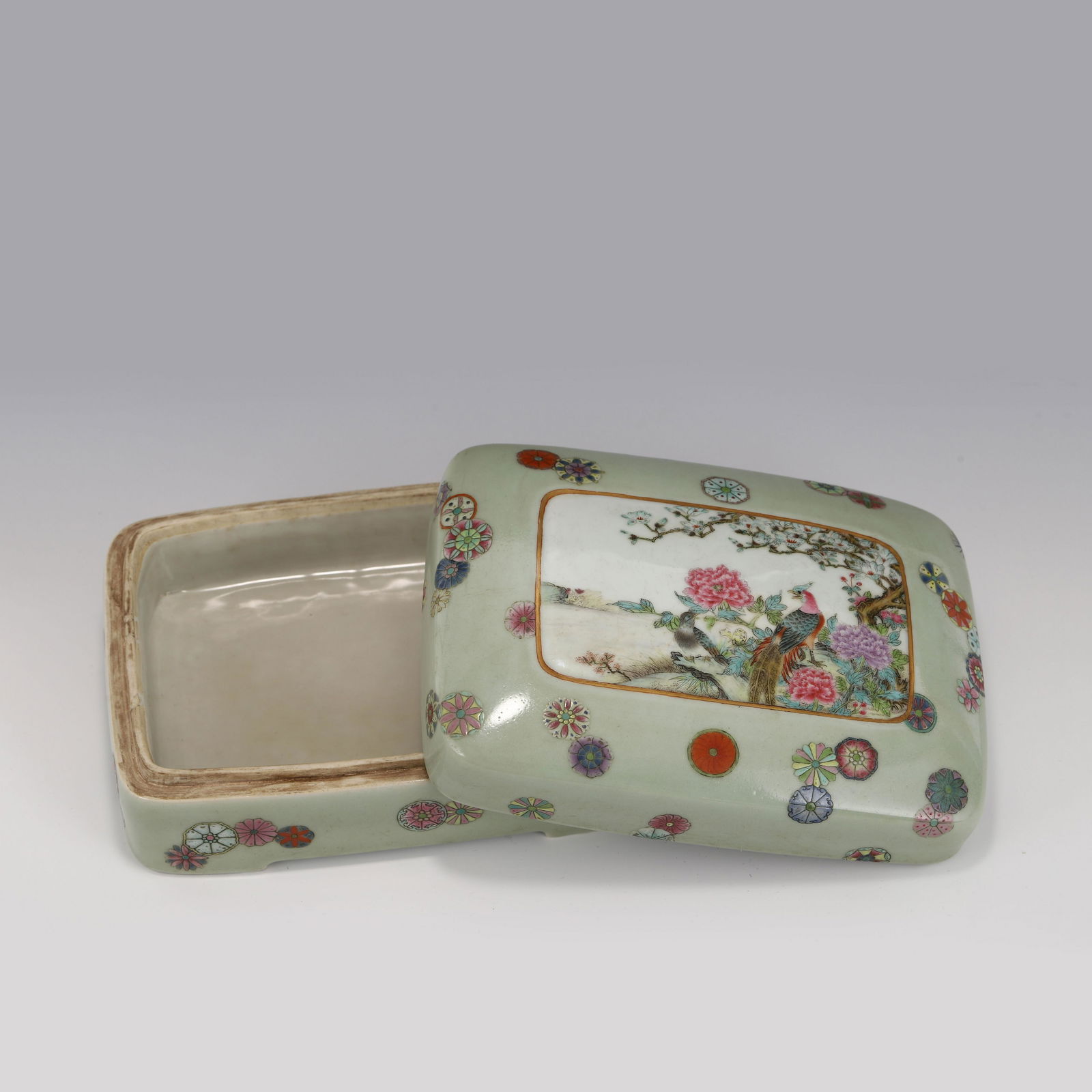 QIANLONG FAMILLE ROSE PEACOCK LIDDED BOX (1 of 8)