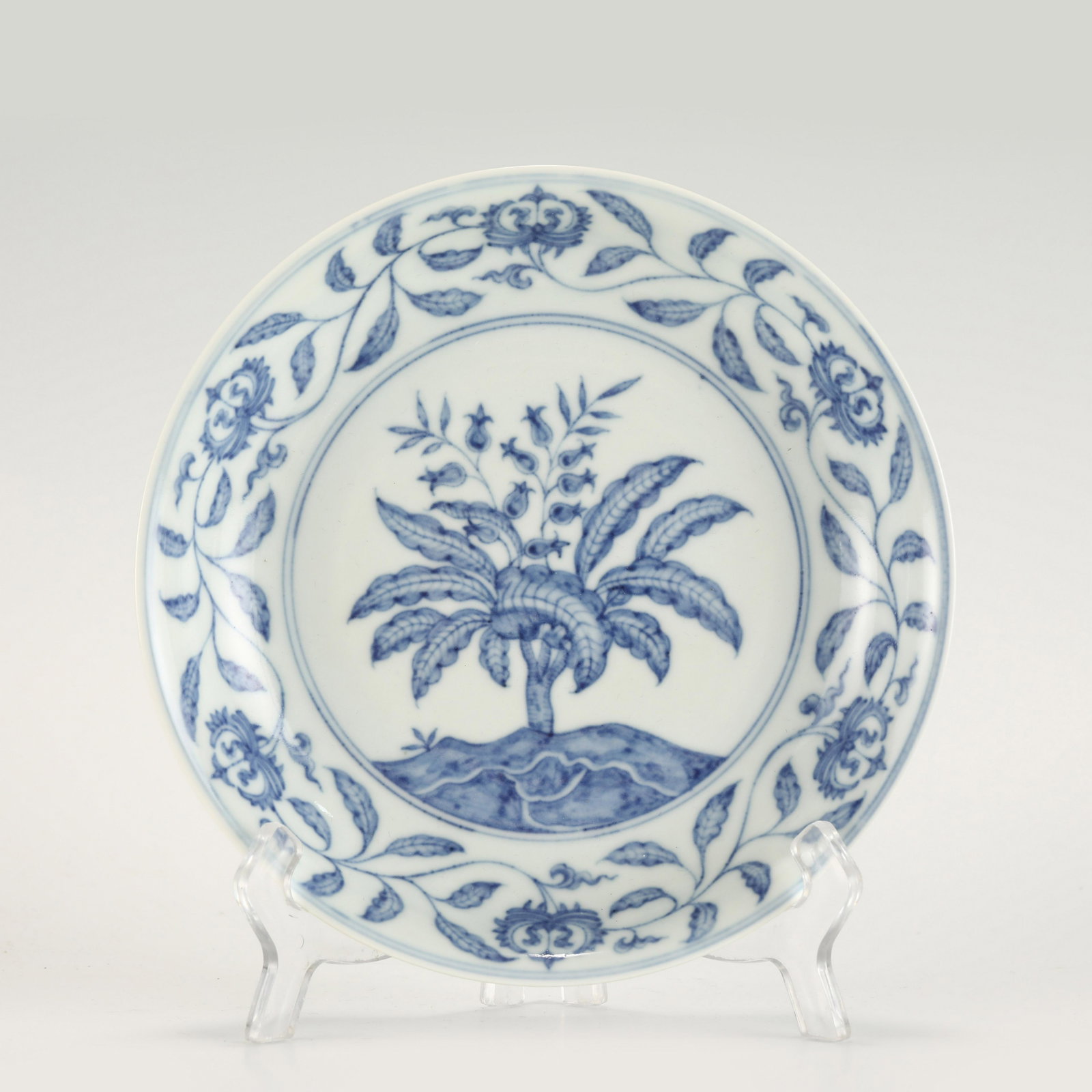 MING CHENGHUA BLUE AND WHITE PLATE: PROVENANCE: From Farragut, TN Private Collector. Dimensions: Heigth: 4 cm, Diameter: 21.5 cm Chinese Ming Dynasty ChengHua Blue and White Flower Porcelain Plate. The plate has a broad wide central int