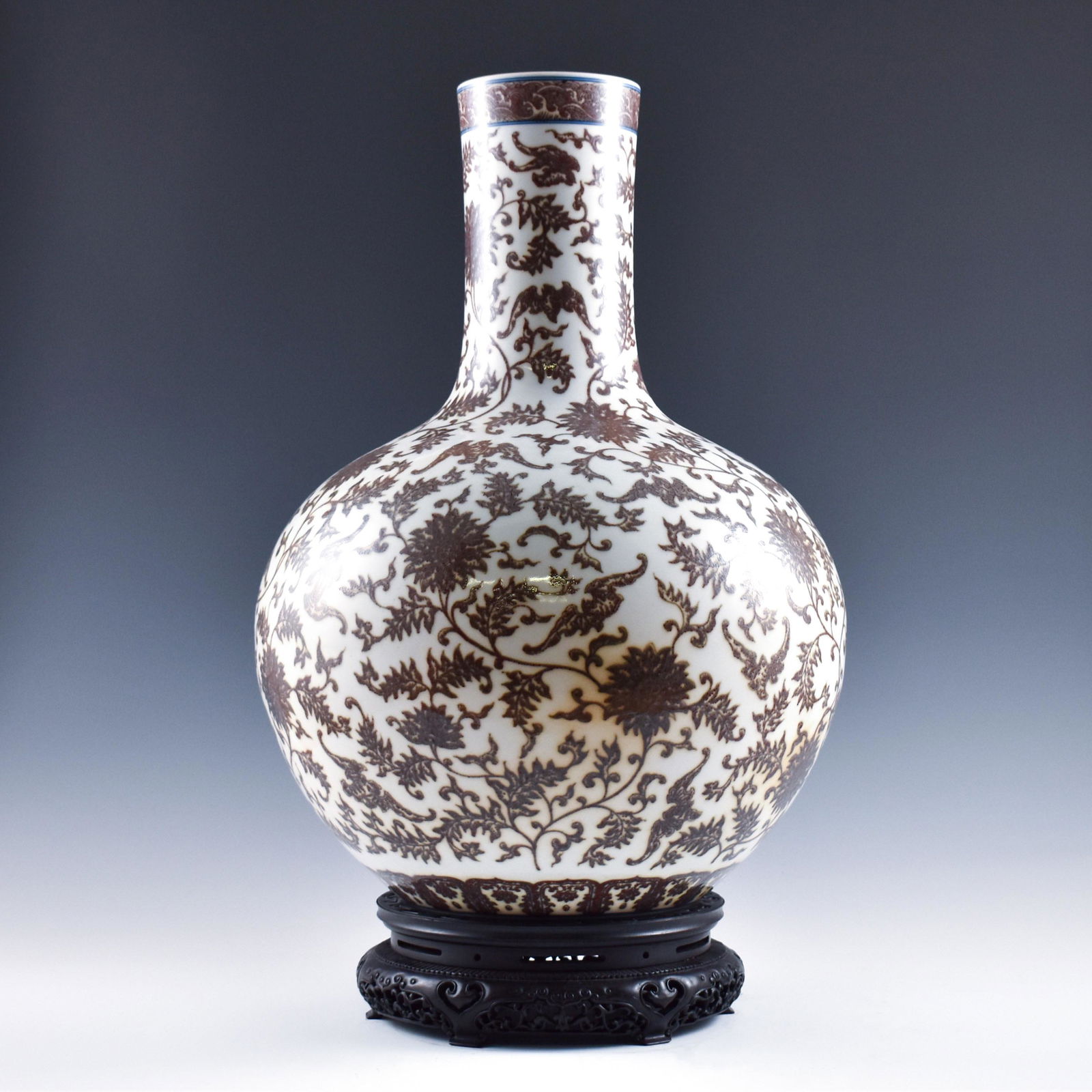 QIANLONG RED & WHITE WRAPPED FLORAL REWARD VASE ON STAN (1 of 10)