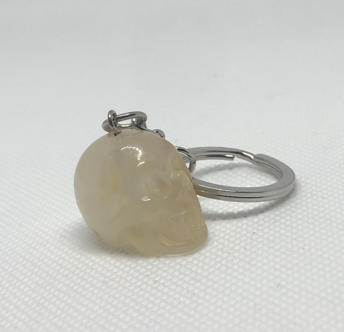 Agate Skull Key Chain: Small 1" agate skull keychain. AS ALWAYS WE OFFER IN-HOUSE SHIPPING VIA USPS FLAT RATE SHIPPING, NO EXTRAVAGANT SHIPPING FEES!