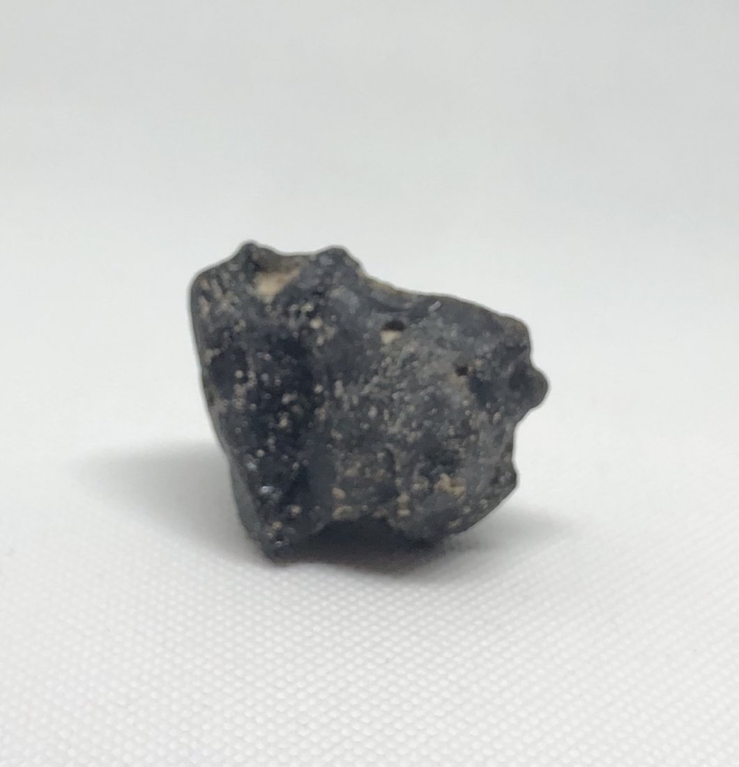 Darwin Glass Tektite: Darwin glass is a form of impactite/tektite from the Darwin Crater near Mount Darwin. West Coast, Tasmania. 28.5 Grams. AS ALWAYS WE OFFER IN-HOUSE SHIPPING VIA USPS FLAT RATE SHIPPING, NO EXTRAVAGANT