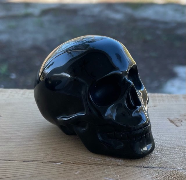 Obsidian Skull: Very nice obsidian skull carving. 75mm.