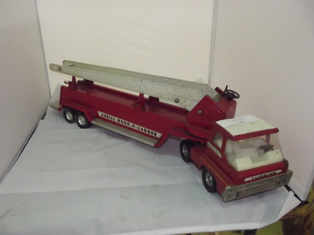 Structo Hook and Ladder truck (1 of 2)