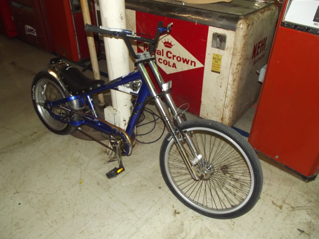 Large Swhinn Stingray Bike (1 of 2)