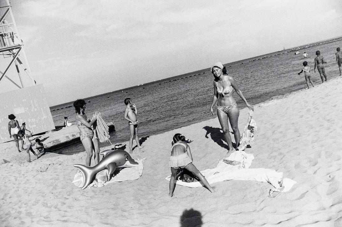 GARRY WINOGRAND Beach Scene Women are Beautiful: GARRY WINOGRAND, Beach scene, from Women are Beautiful, signed, c. 1970s, 8.75x13" gelatin silver print, printed 1981, signed and numbered 76/80 in pencil on print verso. Garry Winogrand, the "pioneer