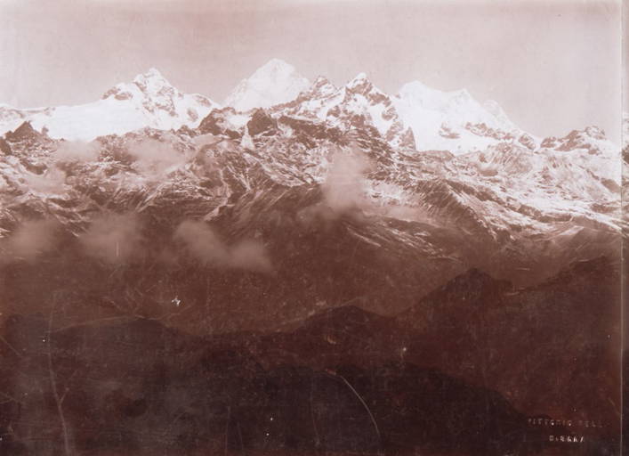 Fallen Giants - A History Of Himalayan Mountineering From The Age Of Empire To T