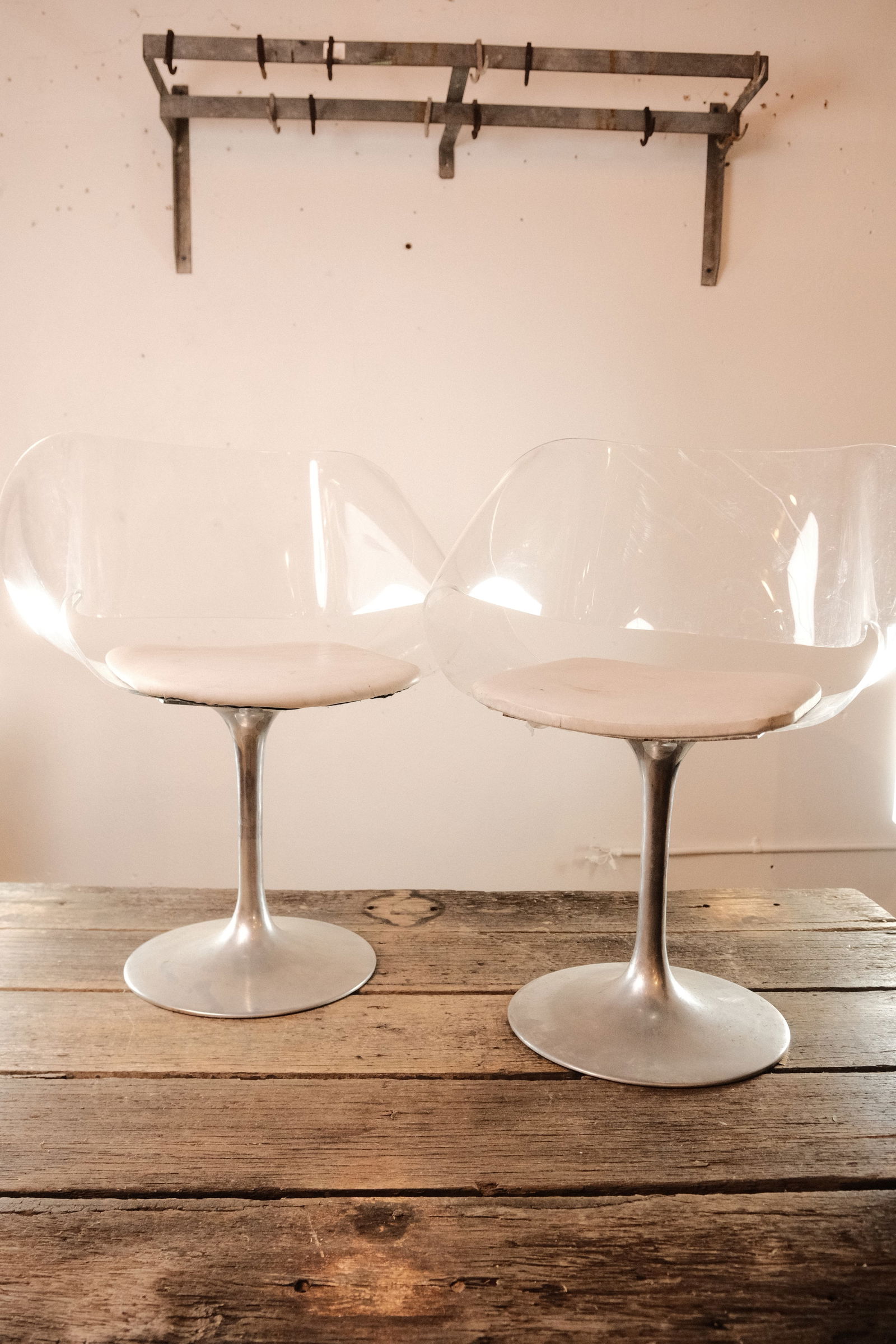 Pair of White Leather Egg Chair, Swivel (1 of 6)