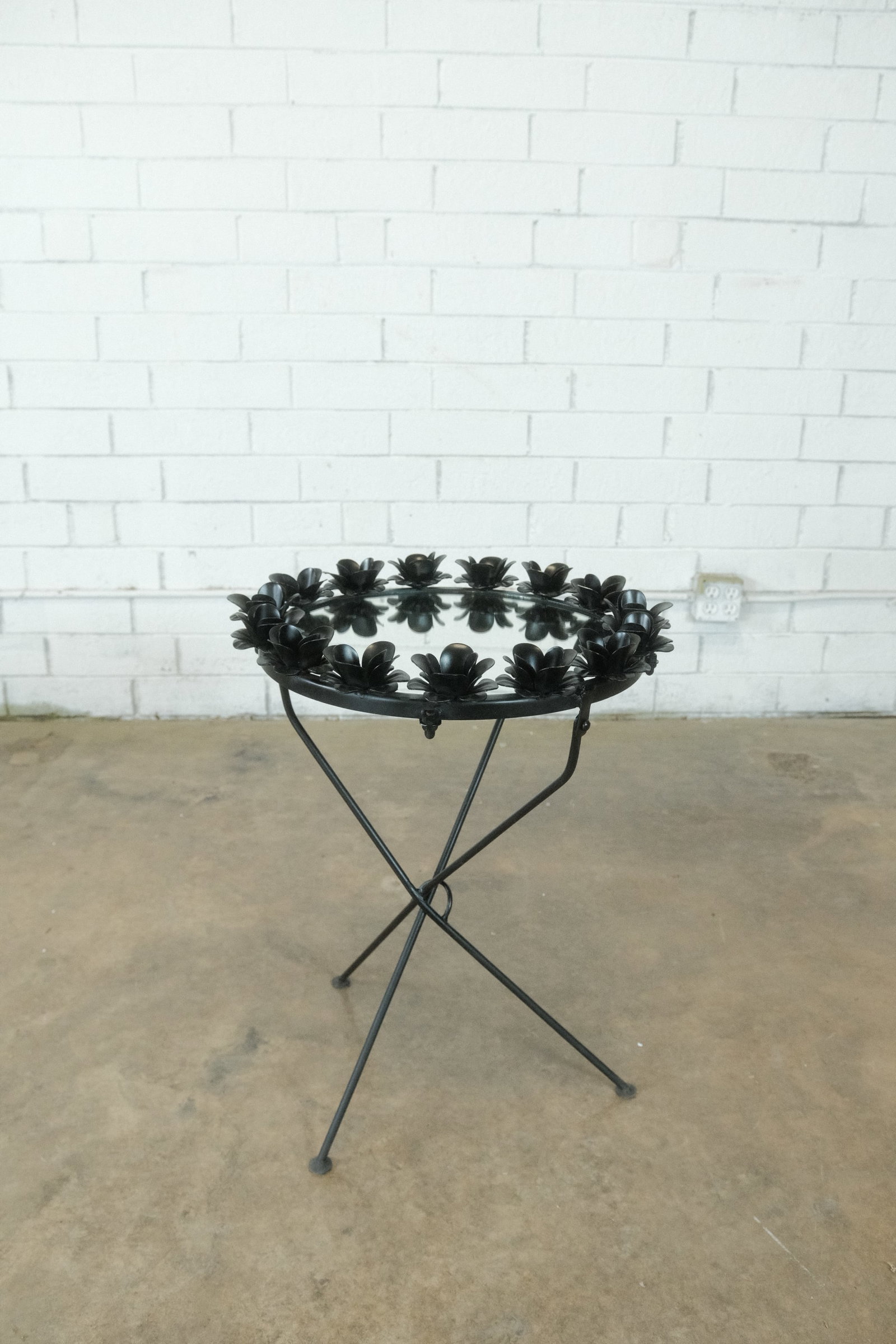 Matte Metal Floral Rim Accent Table: Foldable Metal Accent Table with floral rimmed accent design, Mirror Center and Tripod base