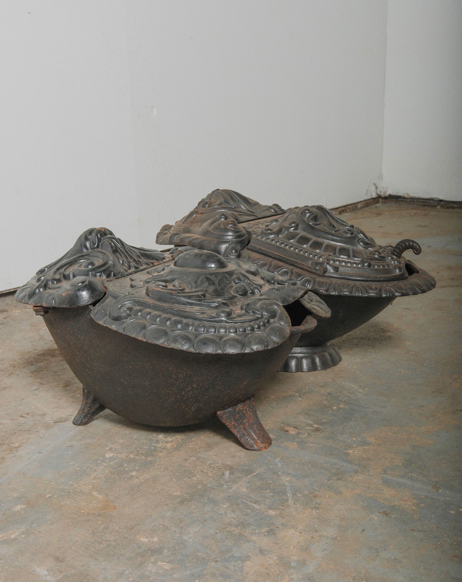Large Antique Cast Iron Coal Hod Cauldron with Ornate Lid, set of 2 (1 of 3)