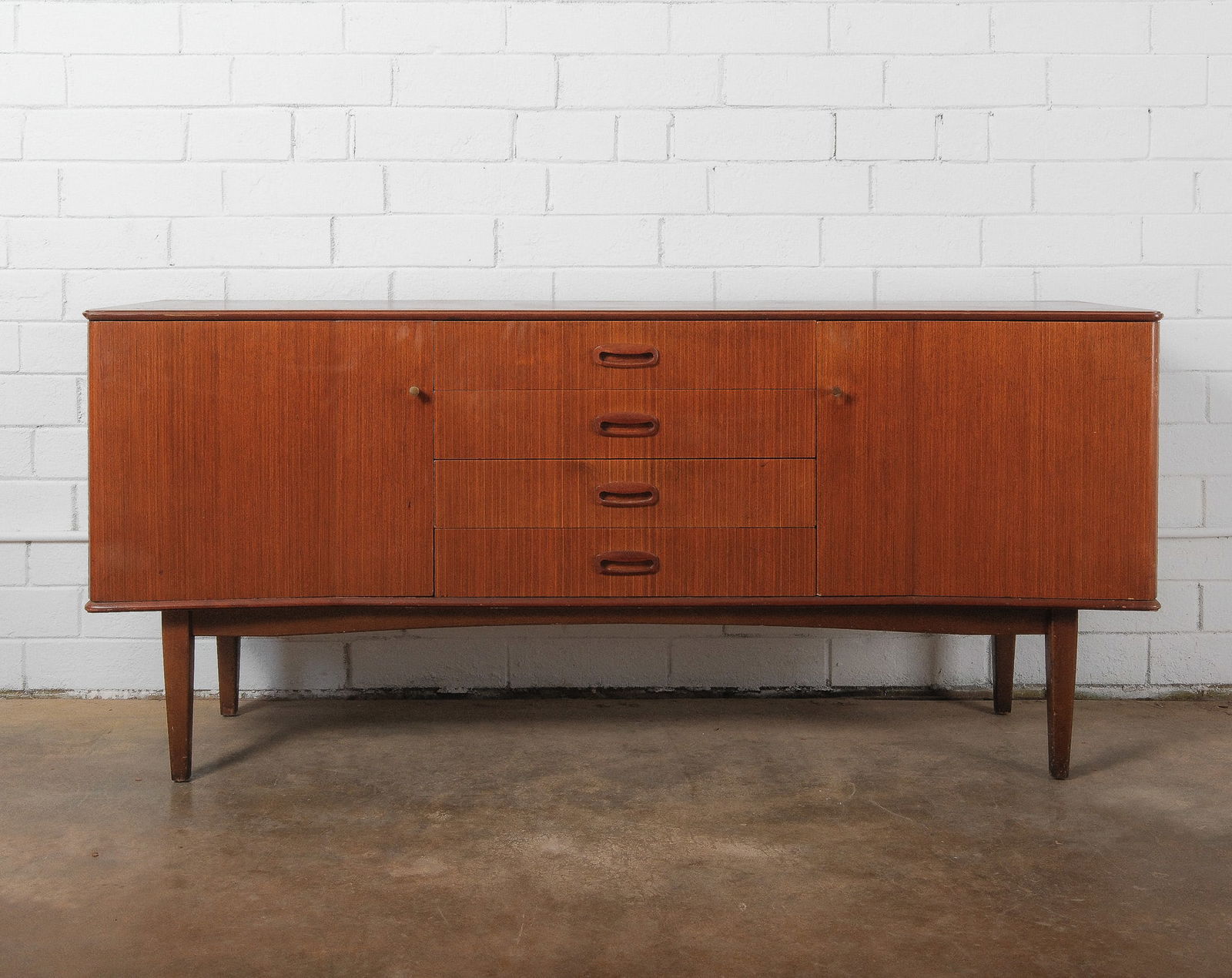 Mid-Century Modern Credenza/Sideboard (1 of 7)