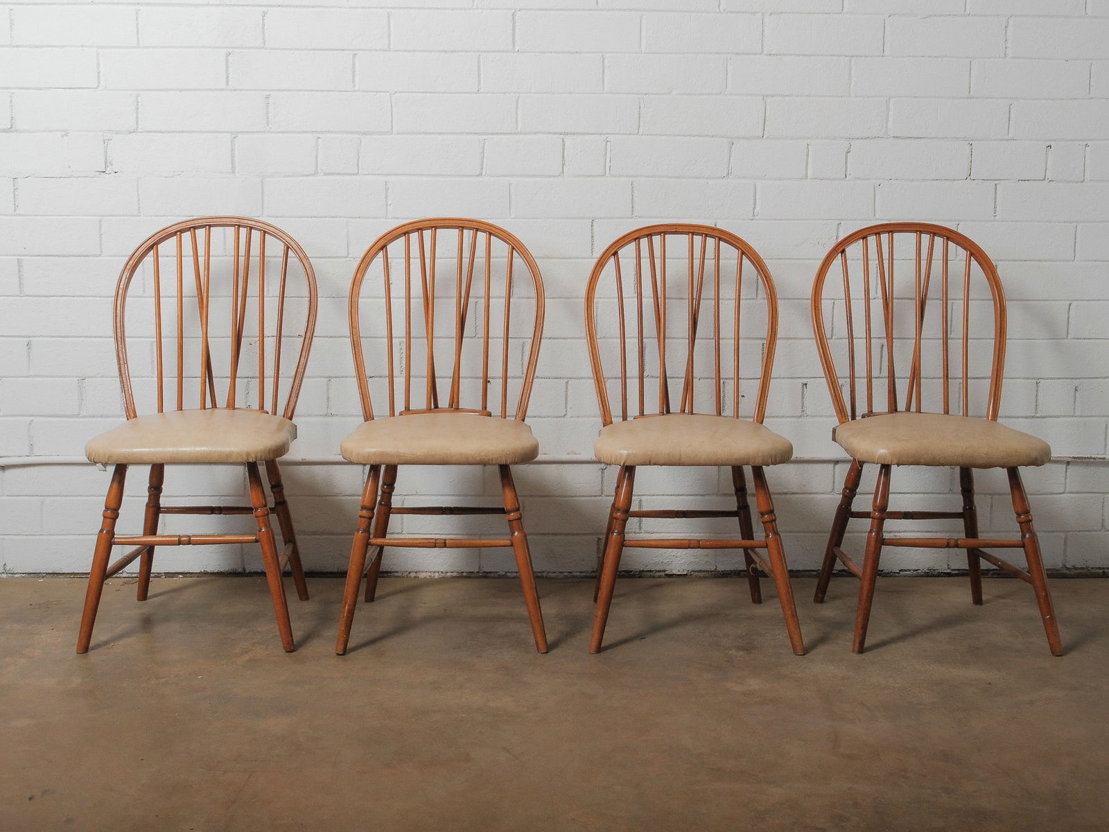 Set of 4 Windsor-Style Dining Chairs (1 of 7)