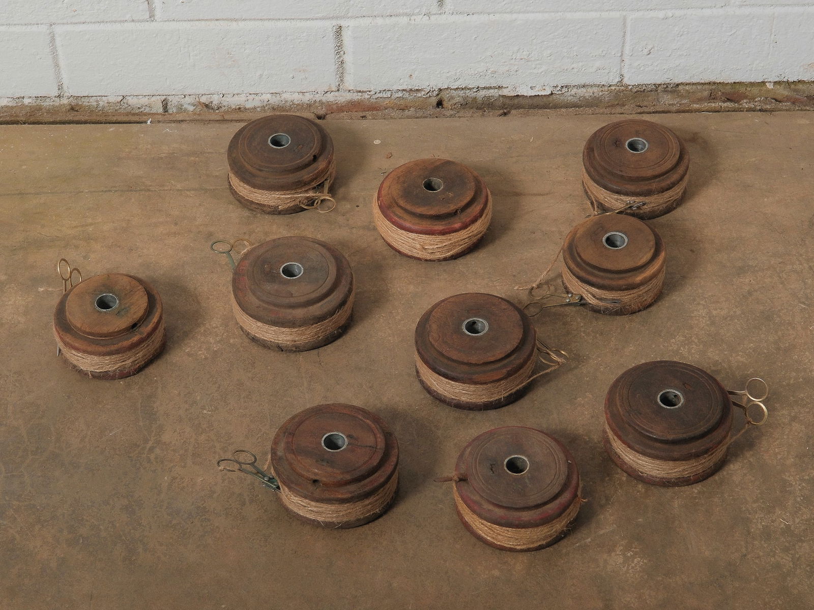 Lot of 10 Wooden Thread Spools with Scissors (1 of 6)