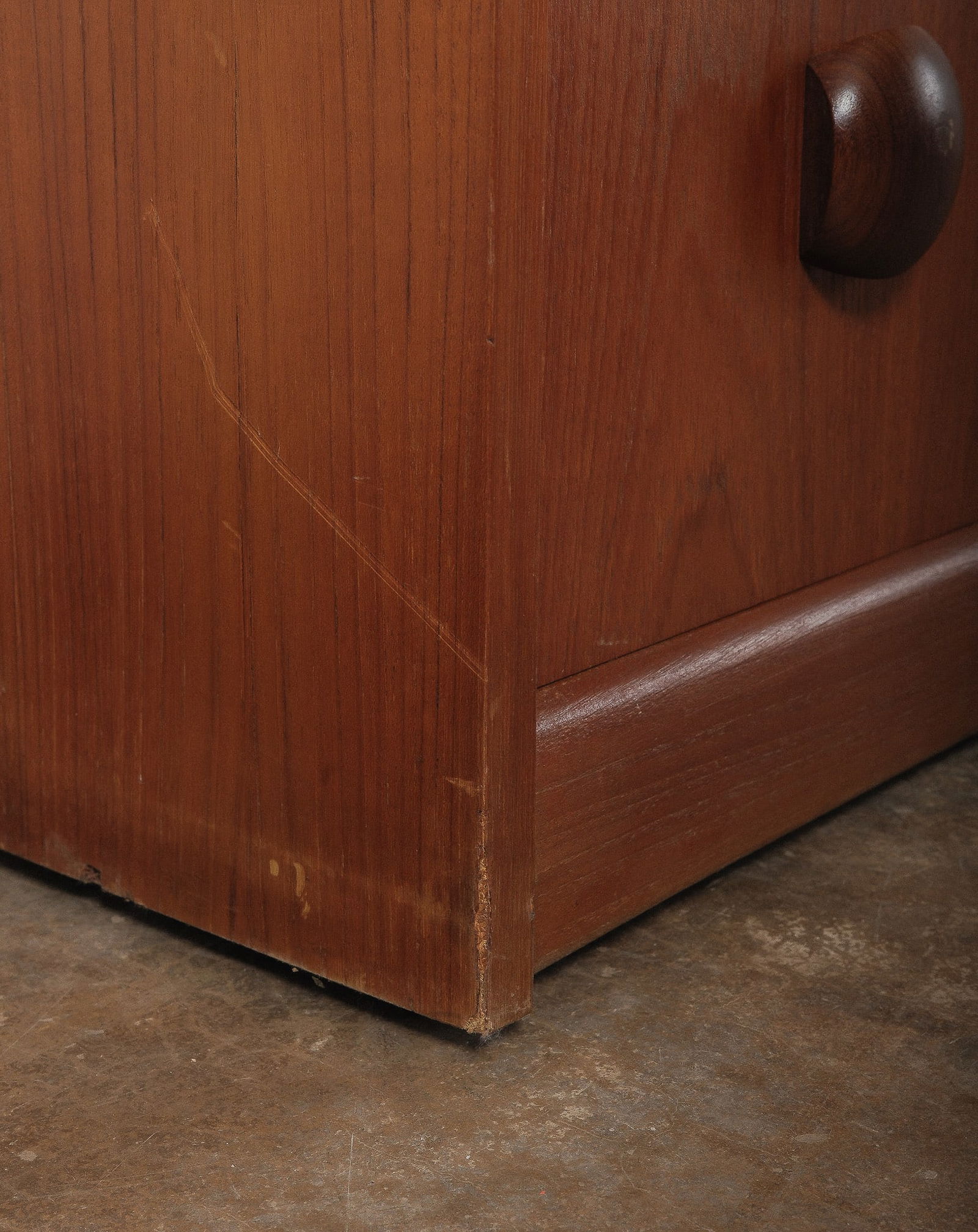 MCM Bachelor Chest - 6