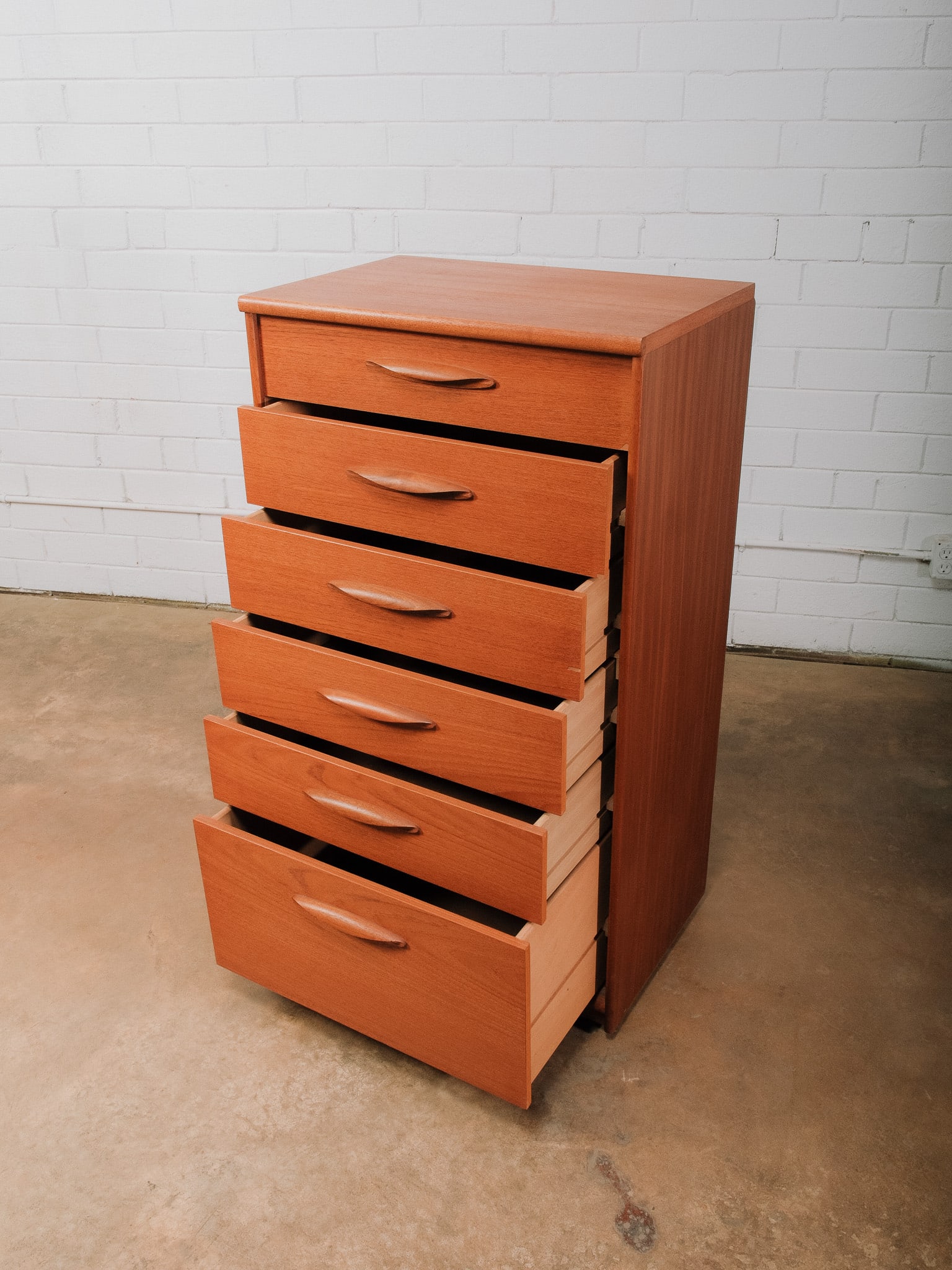 MCM Bachelor Chest - 4