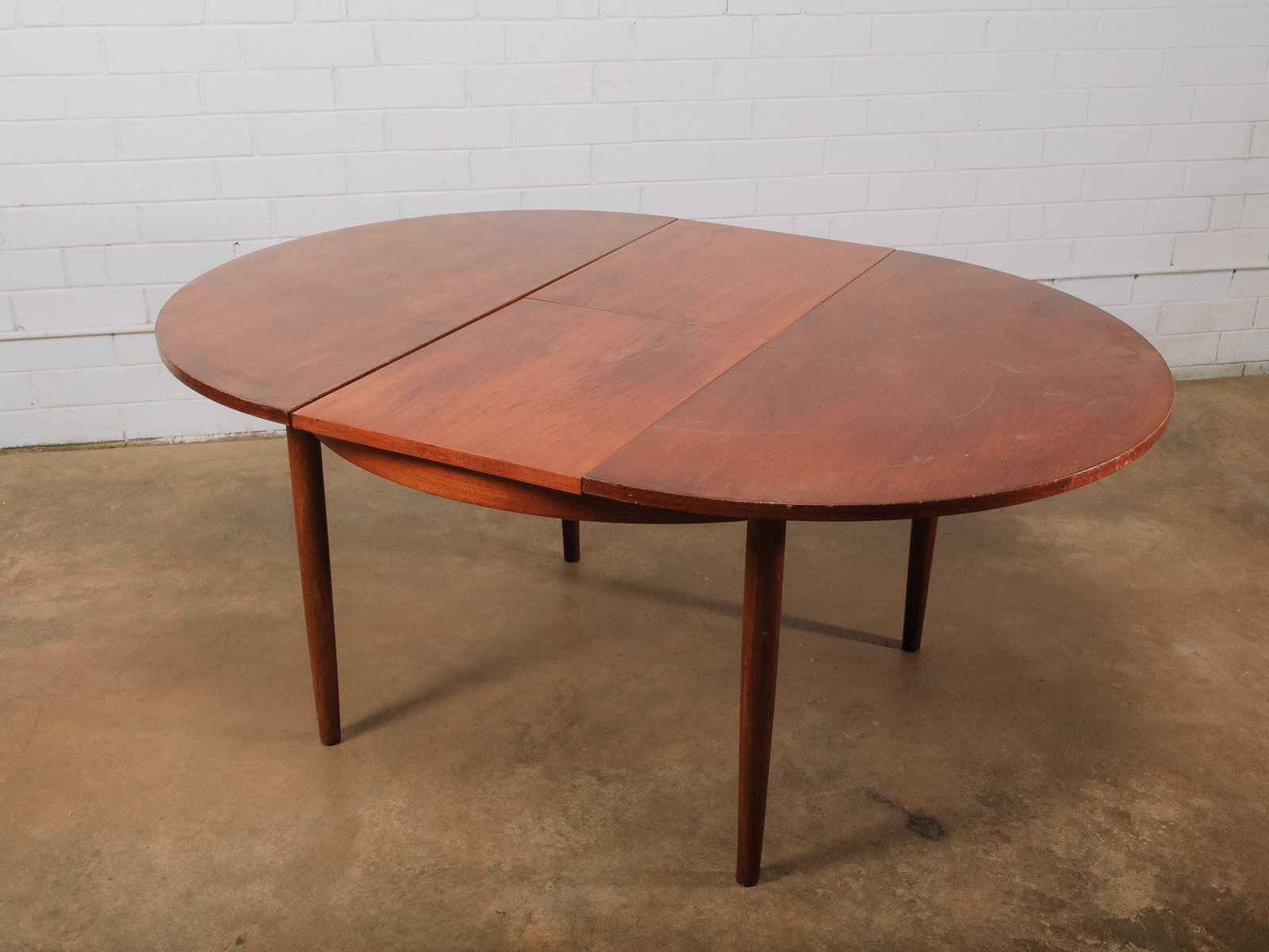 Mid-Century Modern Round Expanding Dining Table - 7