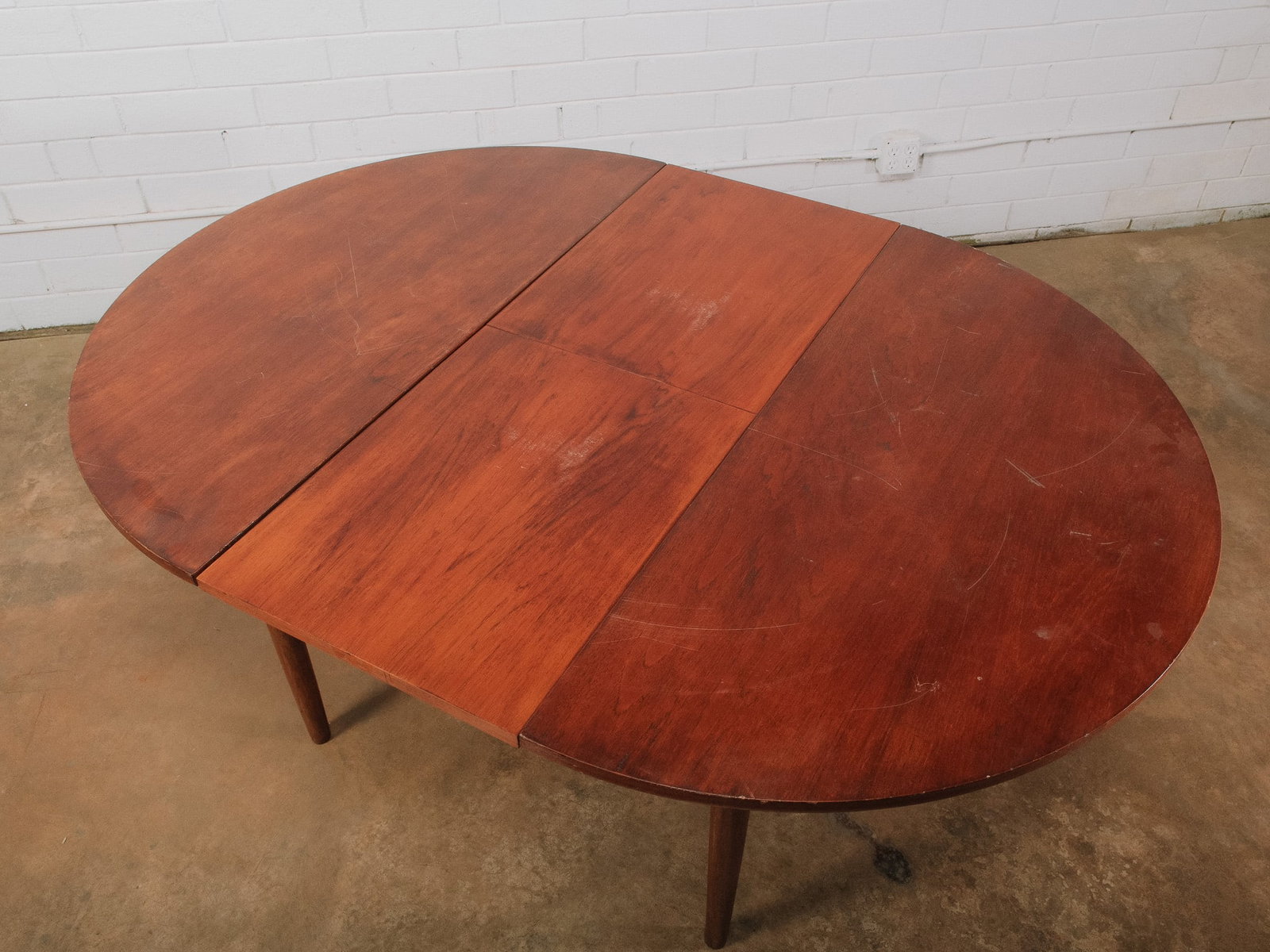 Mid-Century Modern Round Expanding Dining Table - 8