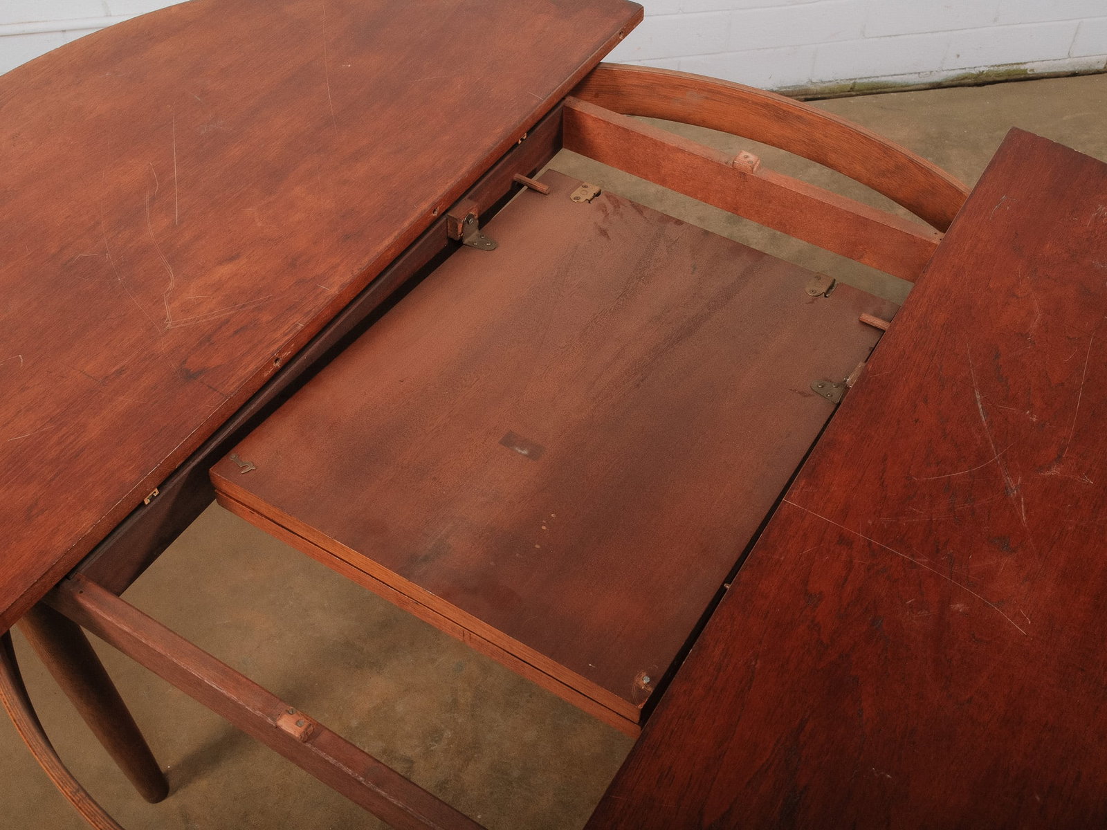 Mid-Century Modern Round Expanding Dining Table - 9