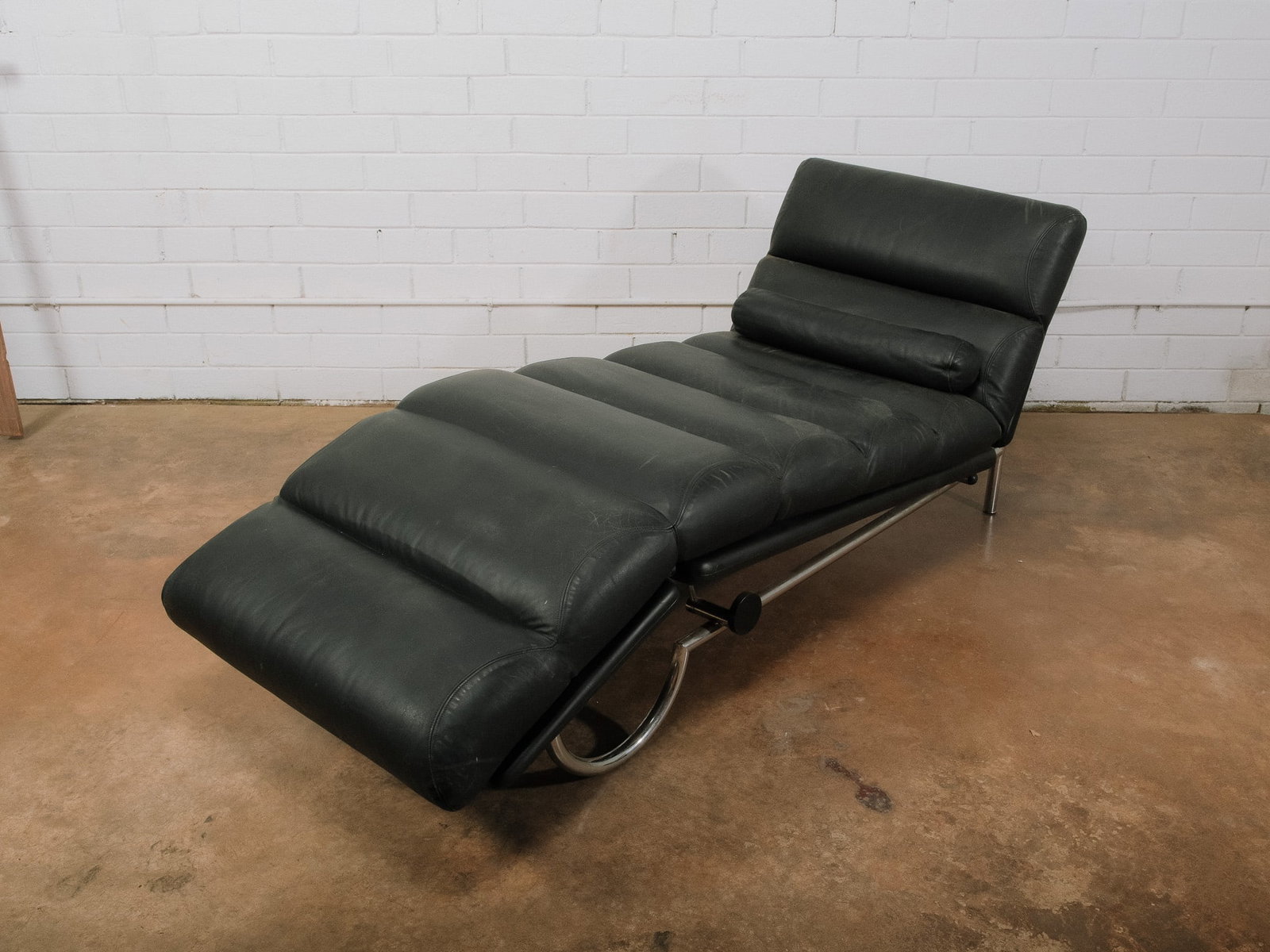 Modern Leather Chaise Lounge (possibly Casina) (1 of 12)
