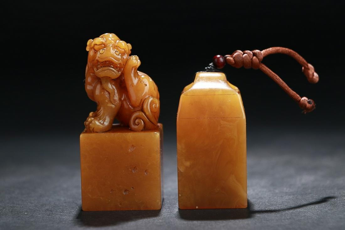 PAIR OF SHOUSHAN TIAN HUANG "BEAST KNOB & BRIDGE KNOB": Time: Qing Dynasty 17-19 Century / Weight 250g / Height 2.87 in / Length 1.26 in / Width 1.3 in