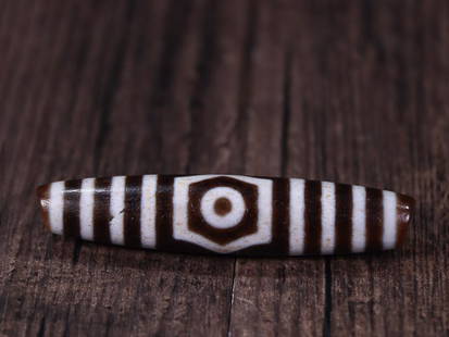 DZI BEAD: 7.01*1.44cm Description Statement: Any description statement is given as a courtesy to a client, is an opinion and should not be treated as a statement of fact and Merces Gallery shall have no