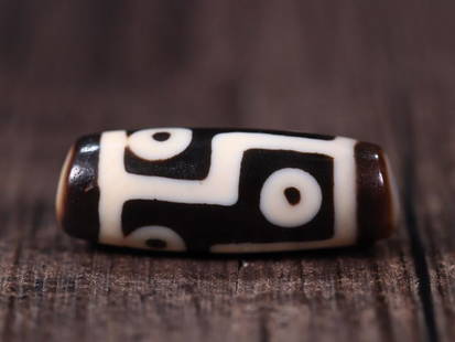 DZI BEAD: 3.43*1.25cm Description Statement: Any description statement is given as a courtesy to a client, is an opinion and should not be treated as a statement of fact and Merces Gallery shall have no