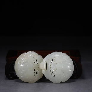 CHINESE HETIAN JADE BELT BUCKLE WITH CARVED 'BUTTERFLY': Total Length 15cm/ Width 5.5cm/ Weight 0.009kg Description Statement: Any description statement is given as a courtesy to a client, is an opinion and should not be treated as a statement of fact