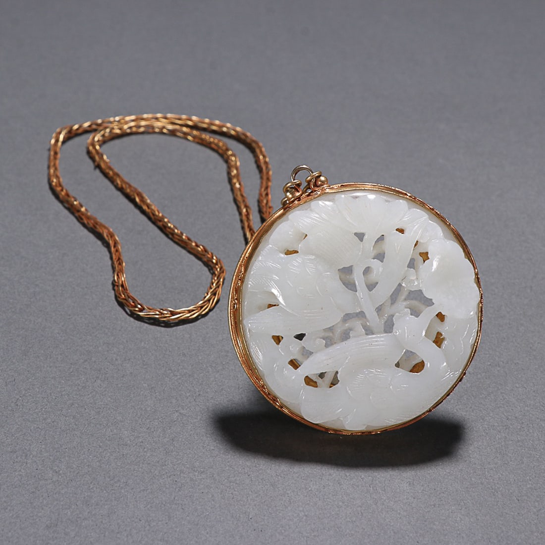 CHINESE HETIAN JADE-INLAID GILT-SILVER NECKLACE, 'YI LU LIAN KE': Diameter: 5.6cm, Thickness: 1.25cm. Weight: 71.6g Description Statement: Any description statement is given as a courtesy to a client, is an opinion and should not be treated as a statement of fact an