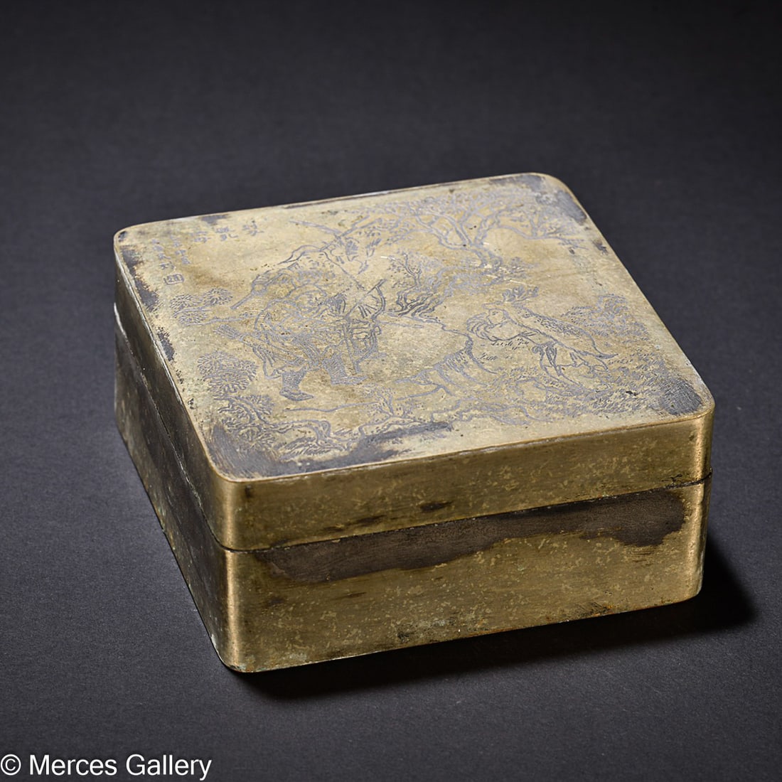 CHINESE BRONZE INK CASE, 'POEM', 'TAN ZI LU RU GONG MU', 'WANG WEI MIN' MARK: Height: 5cm, Width: 11.6cm. Weight: 724g Description Statement: Any description statement is given as a courtesy to a client, is an opinion and should not be treated as a statement of fact and Merces