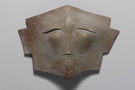 Antoine de Vinck (1924-1992) - Masque, c. 1989: Antoine de Vinck (1924-1992) Masque, c. 1989 Grès. Monogrammé. Zandsteen. Gemonogrammeerd. 45 x 33 cm Provenance: Provenance/Herkomst: Collection privée / Prive collectie, Bruxelles.