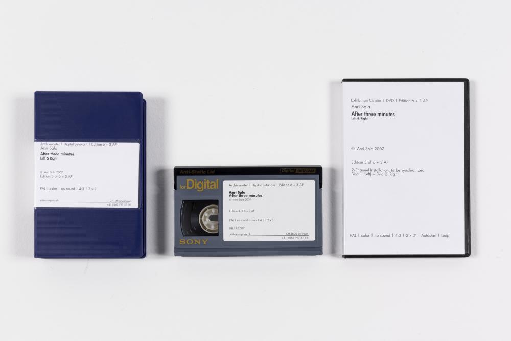 ANRI SALA (né en 1974) - After Three Minutes, 2007.: ANRI SALA (né en 1974) After Three Minutes, 2007. Video, double projection, couleur, pas de sons. Edition 3/6. Video, dubbele projectie, kleur, geen geluiden. Editie 3/6. Dimensions variables. Proven