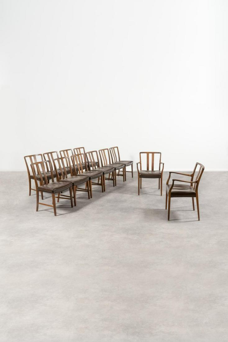 ERIK KOLLING ANDERSEN (né en 1921) Ensemble …: ERIK KOLLING ANDERSEN (né en 1921) Ensemble de dix chaises et deux fauteuils Palissandre et cuir. Set van tien stoelen en twee zetels Rozenhout en leder. 1947. Peder Pedersen. H.85 cm L.58,5 cm P.48