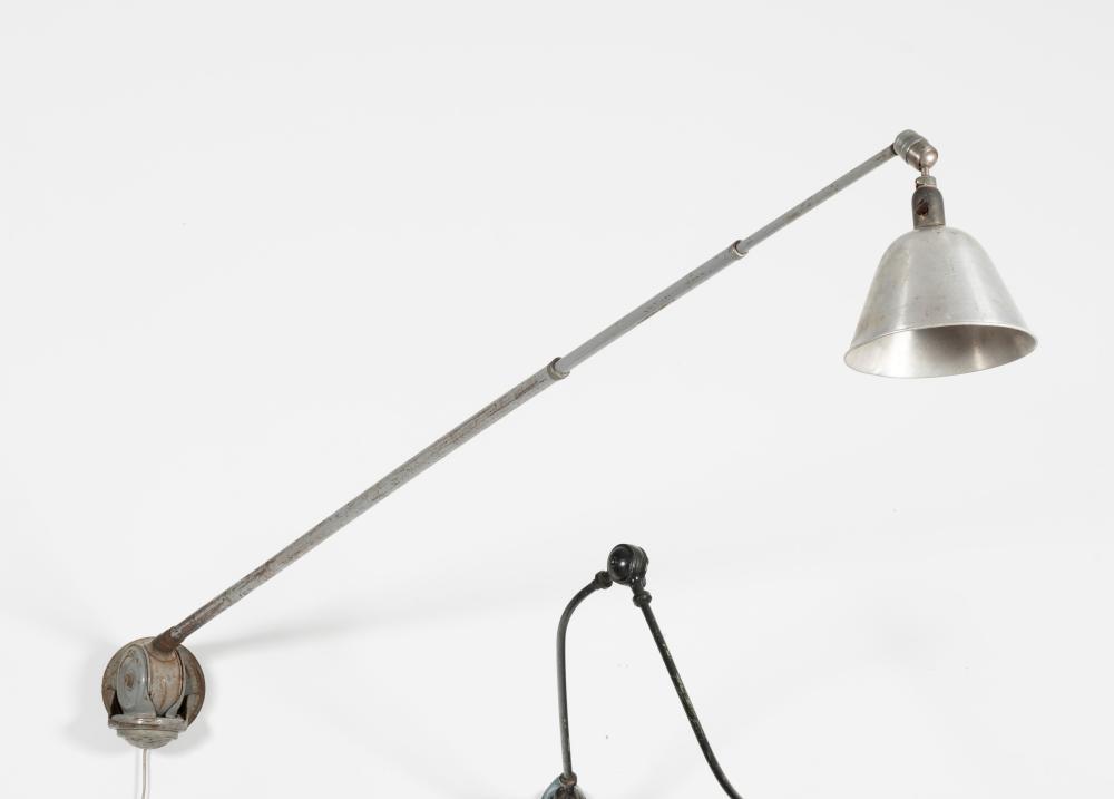 JOHAN PETTER JOHANSSON (1856-1943) Triplex: JOHAN PETTER JOHANSSON (1856-1943) Triplex Applique téléscopique Métal émaillé patiné et cache ampoule en métal patiné. Telescopische wandlamp Geëmailleerd metaal en verchroomd metaal. Circa