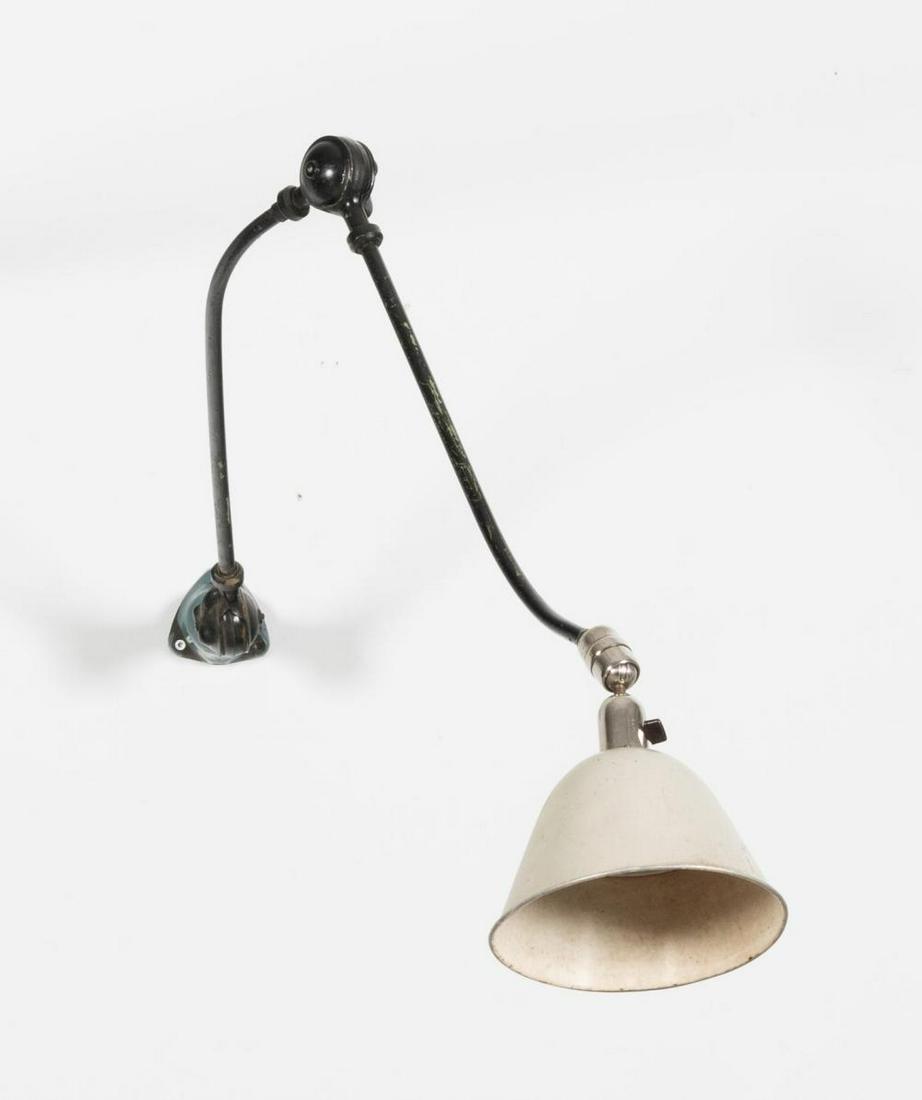 JOHAN PETTER JOHANSSON (1856-1943) Triplex: JOHAN PETTER JOHANSSON (1856-1943) Triplex Applique téléscopique à une rotule Métal émaillé patiné et cache ampoule en métal patiné. Telescopische wandlamp Geëmailleerd metaal en verchroomd