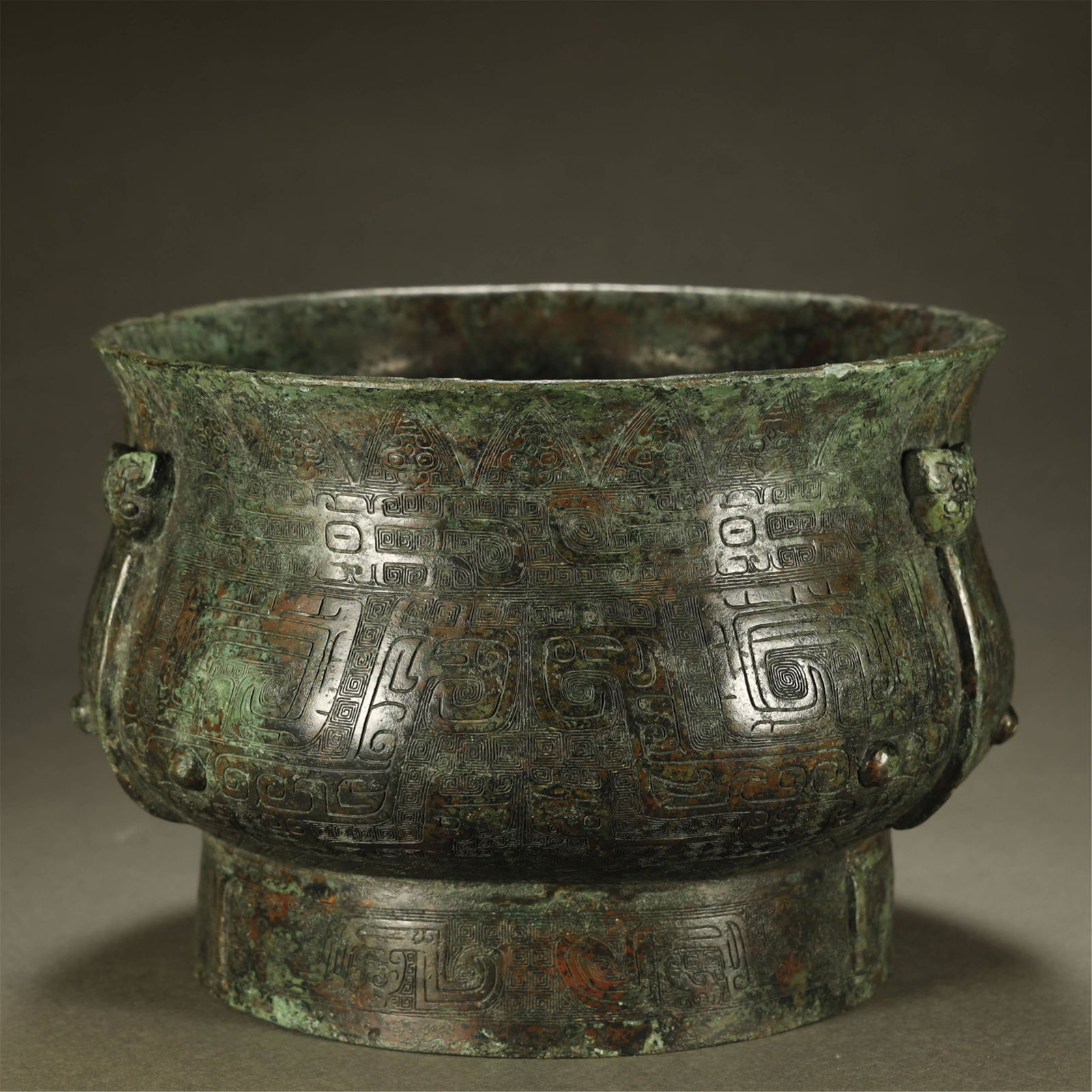 AN ARCHAIC BRONZE VESSEL FOOD VESSEL (1 of 11)
