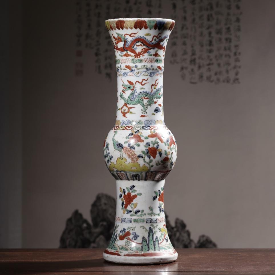 A MAGNIFICENT IMPERIAL WUCAI VASE (1 of 9)