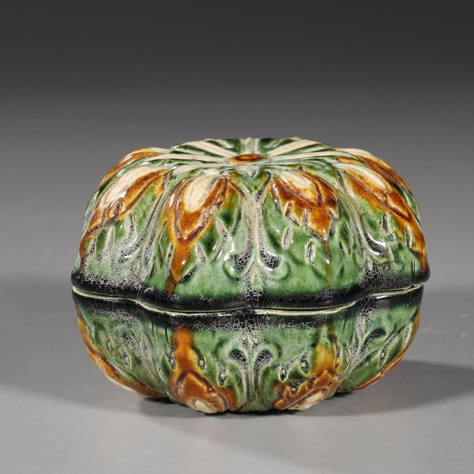 ANCIENT CHINESE SANCAI-GLAZED POTTERY MALLOW-SHAPED BOX (1 of 5)