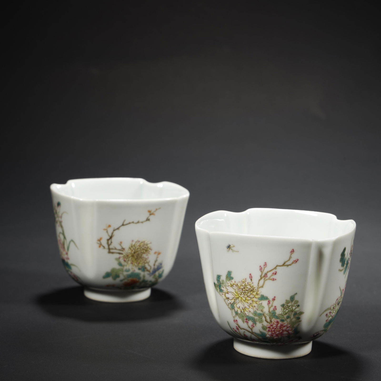 A PAIR OF FAMILLE-ROSE CUPS (1 of 7)