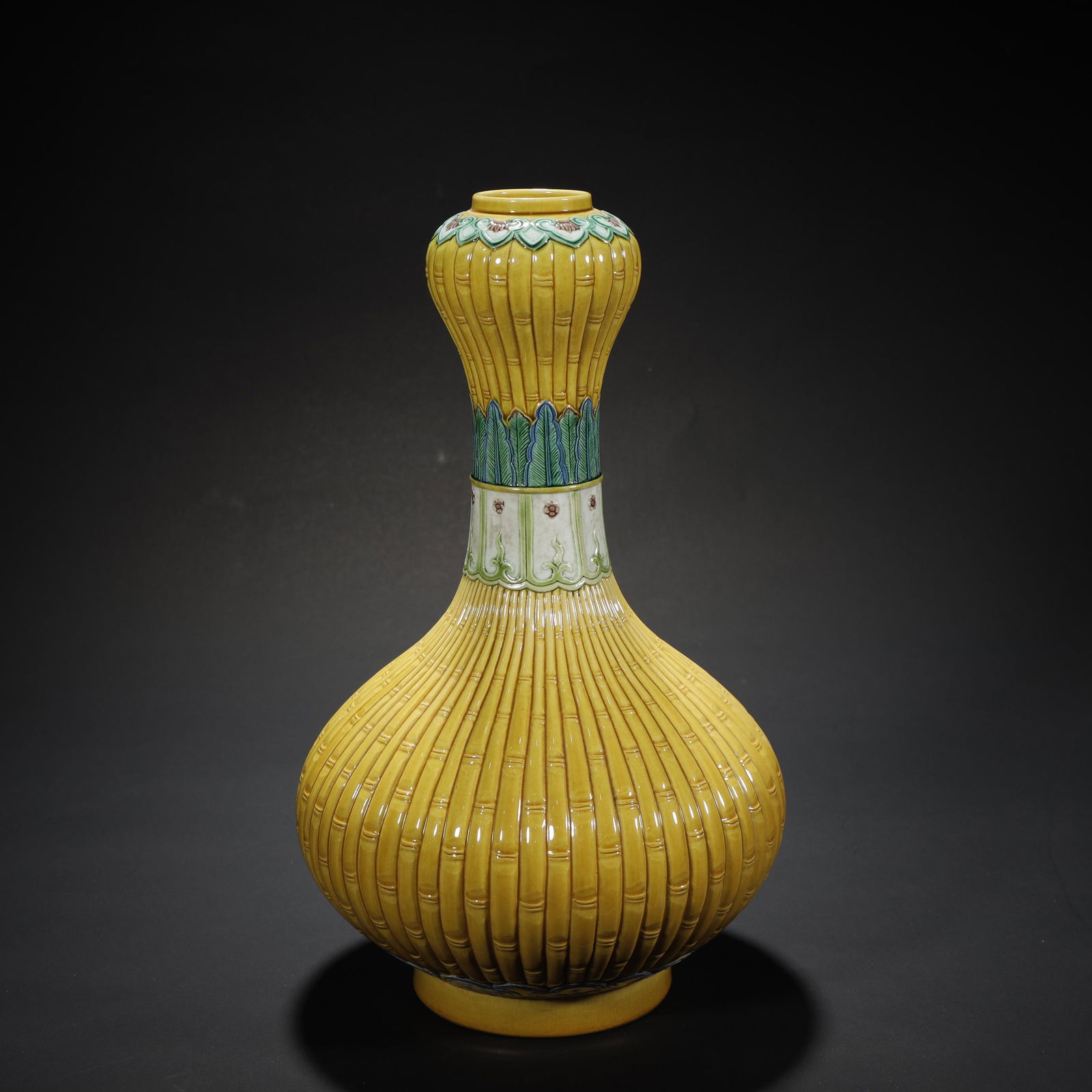 A CHINESE YELLOW GROUND VASE (1 of 7)
