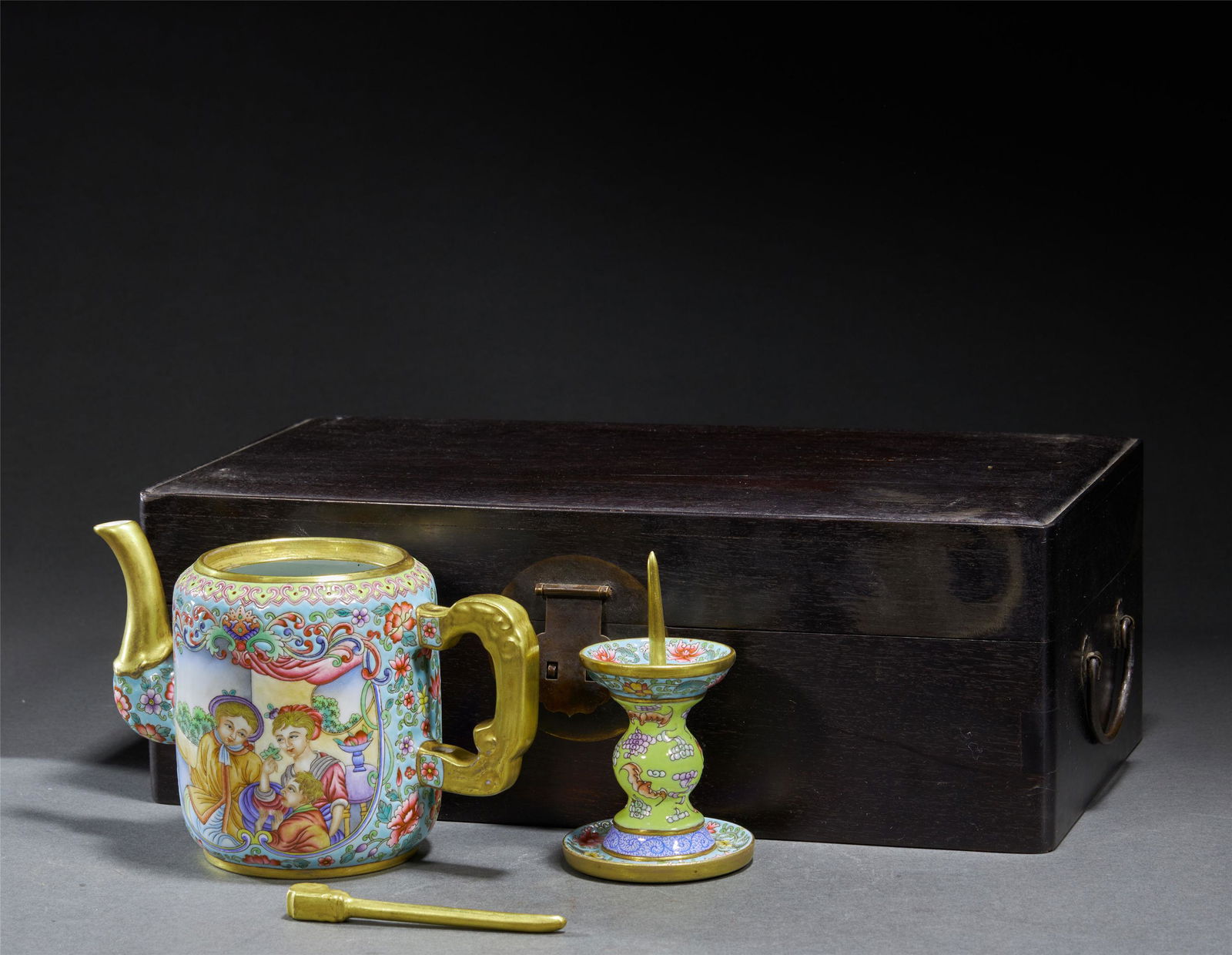 A FINE CLOISONNE ENAMEL EWER AND CANDLESTICK (1 of 11)