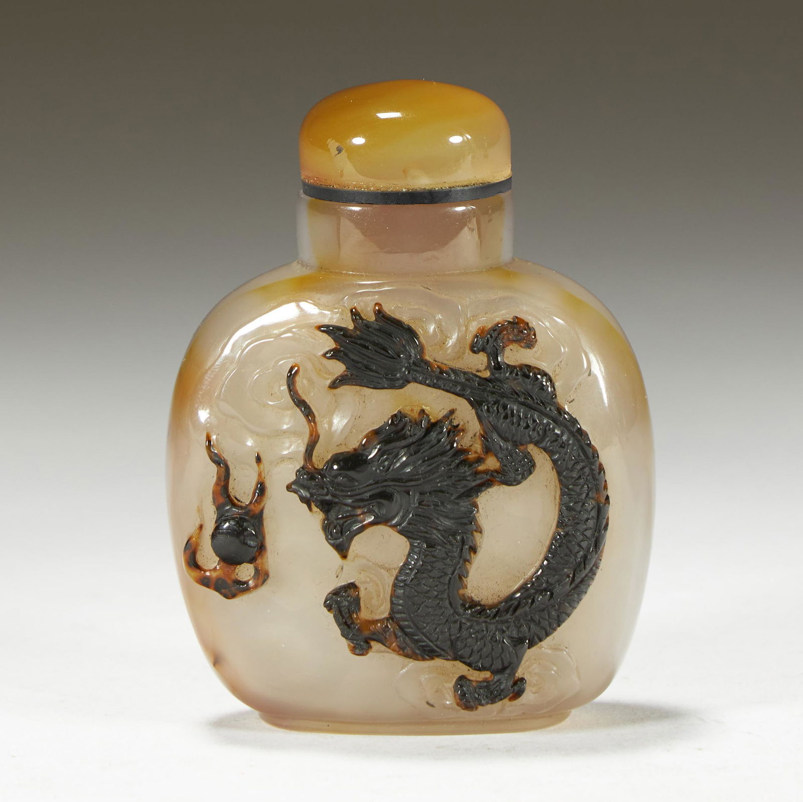 A CARVED AGATE SNUFF BOTTLE (1 of 6)