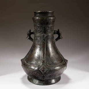 A BRONZE VASE,QING DYNASTY: A BRONZE VASE,QING DYNASTY H:32cm caliber:8cm