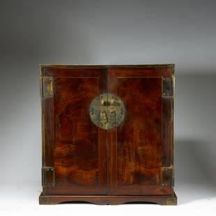 A CHINESE WOODEN CABINET: A CHINESE WOODEN CABINET H:46cm L:43cm W:30cm