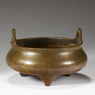 A RARE BRONZE TRIPOD CENSER: A RARE BRONZE TRIPOD CENSER H:11cm D:13cm