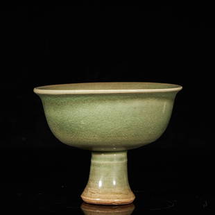 A CELADON GLAZED PORCELAIN STEM CUP: A CELADON GLAZED PORCELAIN STEM CUP H:10cm D:14cm