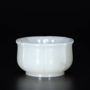 A CHINESE CARVED WHITE JADE CUP: A CHINESE CARVED WHITE JADE CUP H:11cm W:8.5cm L:8cm W:1721G