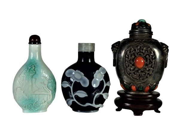 A GROUP OF THREE CHINESE SNUFF BOTTLES (1 of 20)