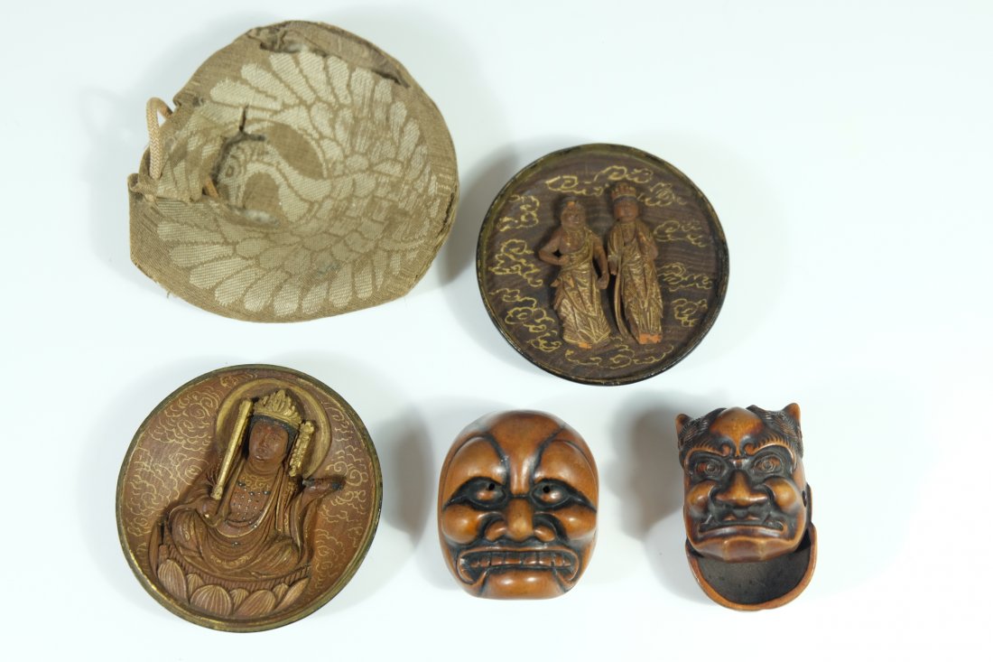 2 Miniature Netsuke Noh Masks & Carved and lacquered: Theatrical Clay Mini Mask Collection.The box covers Carved and lacquered Japanese Buddhas.Measures：(box 5.6x2.5cm)(mask 4.1x3.6cm;4.4x2.8cm)