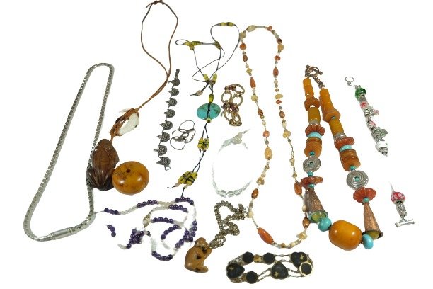 Estate Jewelry Collection: Estate jewerly lot includes bracelets,necklaces,beads,etc.All being sold as one lot!