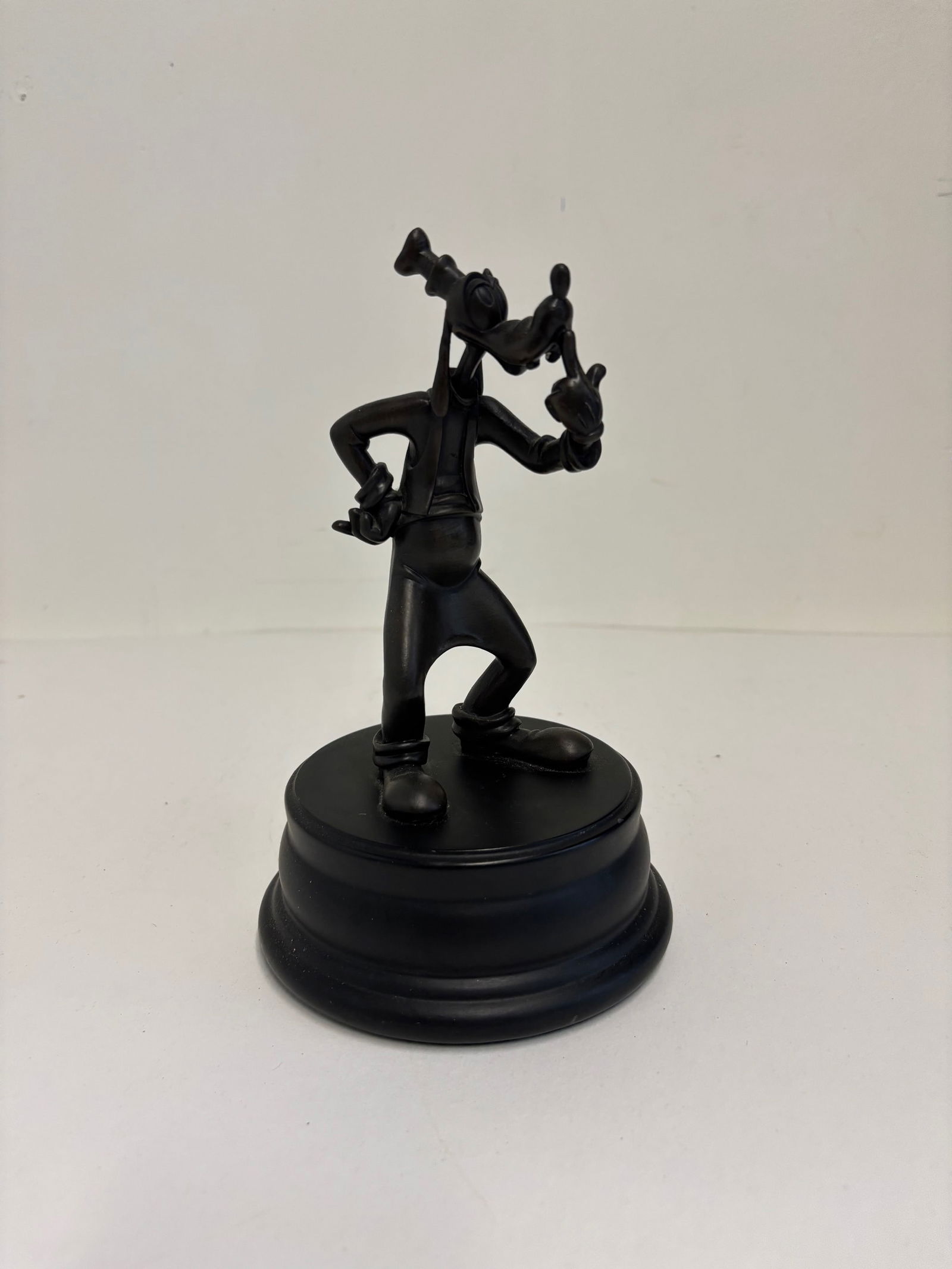 Goofy "The Hub" Bronze Statue. (1 of 4)